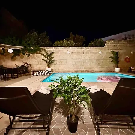 Poolside Paradise Sea View סליאמה