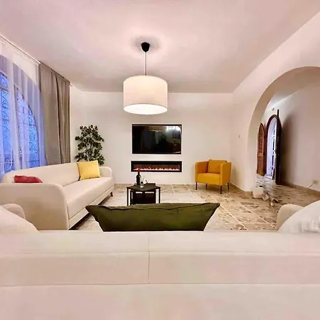 Poolside Paradise Sea View Apartment Sliema